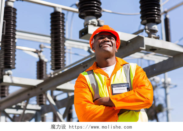 非洲的电气工程师双臂交叉在电力厂